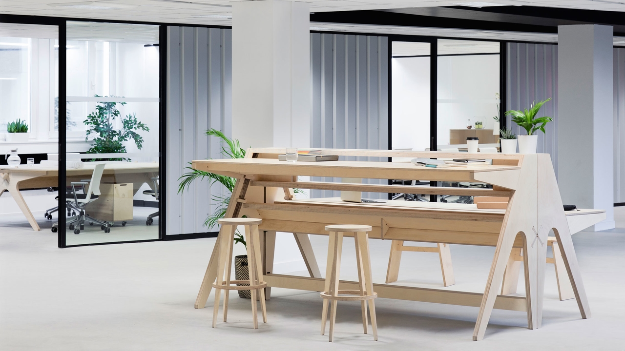 Standing desk for a flexible working