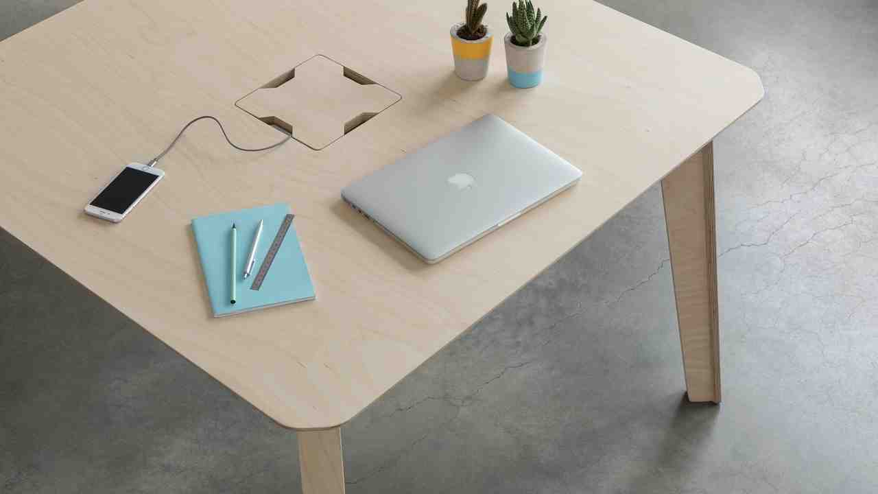 Hot Desk top detail