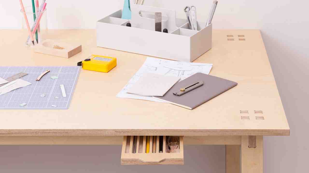 Layout Table worktop and storage tray detail