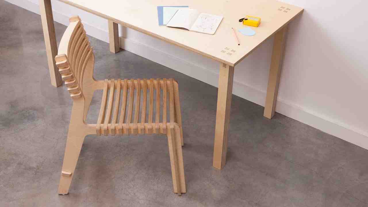 Valovi Chair with Layout Table